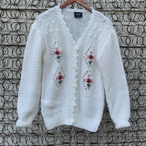 Vintage cream button down cardigan with diamond pattern and embroidered flowers - Picture 1 of 8